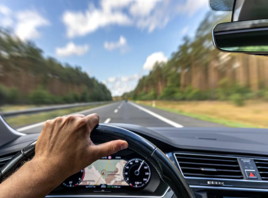 Vista de dentro do carro em rodovia brasileira